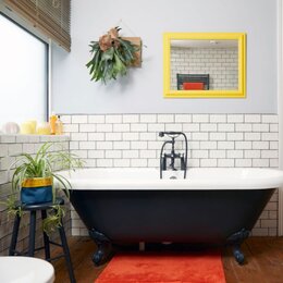 Dark navy traditional bath and vibrant touches make this a stand out bathroom.#interior #interiordesign #newhome #decor #interiorinspo #decorinspo #plumbing #plumbinglife #houserenevation #renevation #traditional #interiordesign #interiorstyling ...